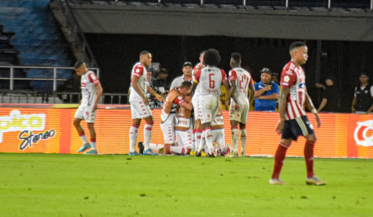 Santa Fe ganó 3-2 a Junior en debut de Arturo Reyes como DT