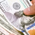 El dólar en Colombia cae a mínimos de 2022: rompe la barrera de los $3.700