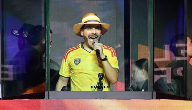 Abelardo De la Espriella utilizando la camiseta de la Selección Colombia de Futbol.