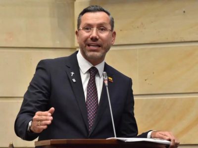 Senado niega moción de censura contra Minvivienda y seguirá en su cargo