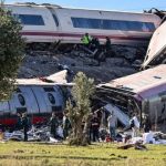 Choque de trenes en España deja 64 muertos: varios vagones cayeron por un barranco